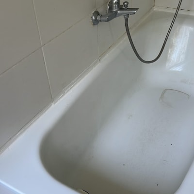 אמבטיה עם ברז ומקלחת בחדר רחצה