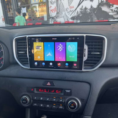 מסך מולטימדיה ברכב עם אפליקציות שונות