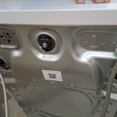 חלק אחורי של מכשיר חשמלי עם צינורות וחיבורים