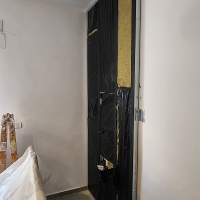 קיר גבס עם בידוד שחור וצהוב