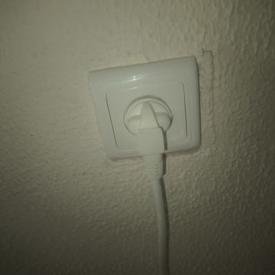 שקע חשמלי עם תקע מחובר לקיר