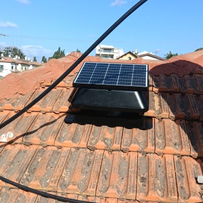 פאנל סולארי על גג רעפים עם כבל חשמל