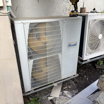 יחידת מיזוג אוויר עם מקדחה על גבי יחידה חיצונית