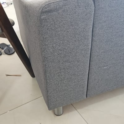 ספה אפורה עם רגלי מתכת על רצפת קרמיקה