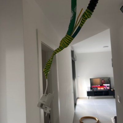 חוטי חשמל תלויים עם חיבור בחדר פנימי