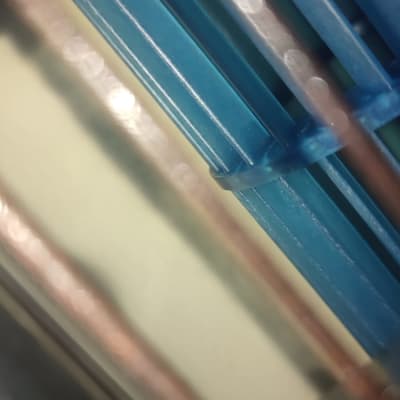 צינורות ומבנה מתכת כחול בתחום מיזוג אוויר