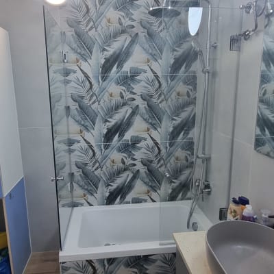 זכוכית מקלחון עם דלת זכוכית שקופה