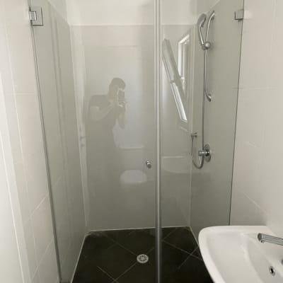 מקלחון זכוכית עם ראש מקלחת מתכתי