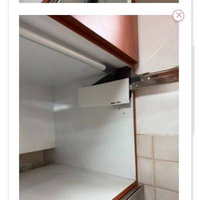 ארון מטבח עם מדף ותאורה פנימית