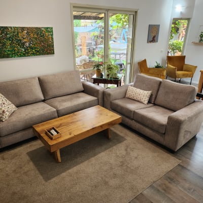 כריות על ספה אפורה בסלון מודרני