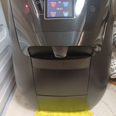 מכונת קפה עם מסך תצוגה על משטח מטבח