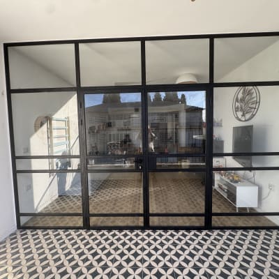 דלתות אלומיניום עם זכוכית בחדר פנימי