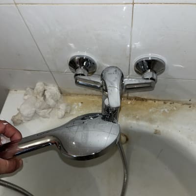 התקנת ברז סוללה ומזלף למקלחת על קיר אריחים