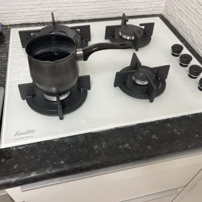 שיש כהה עם כיריים ומחבת על הגז