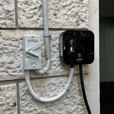 מתג חשמלי וקופסת חיבורים על קיר אבן