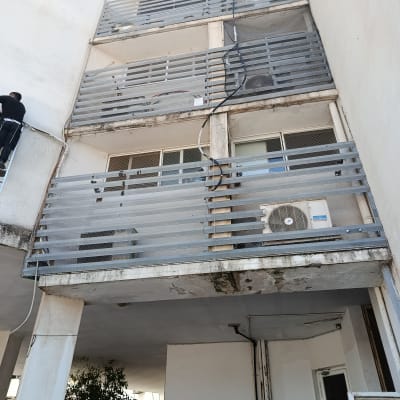 בניין עם מרפסות ורשתות למניעת יונים