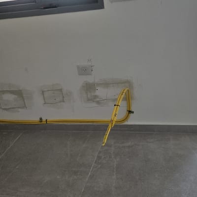 צינור גז צהוב מותקן לאורך הקיר בחדר