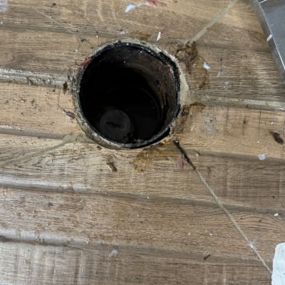 חור ברצפה עם סימני תיקון סביבו