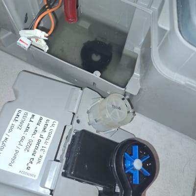 חלקים פנימיים של מכשיר חשמלי עם חוטים ומחברים