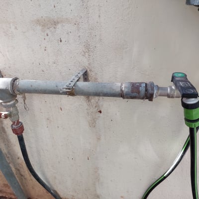 צינור מתכת עם ברזים וחיבורים