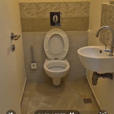 תמונה של שירותים נקיים עם כיור קטן