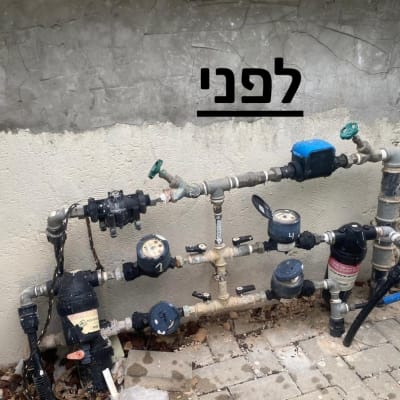 צנרת מים עם ברזים ומדי מים