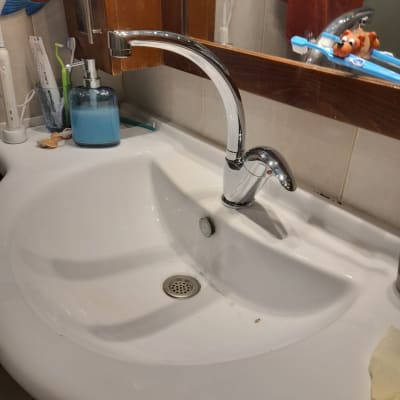 ברז כיור אמבטיה עם סבון נוזלי ומראה