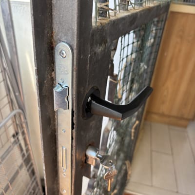 מנעול דלת עם מפתח וידית שחורה