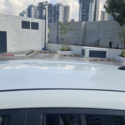 גג רכב לבן עם אנטנה קטנה