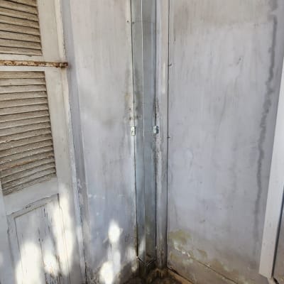 פינה עם קיר מתכת ותקרה חשופה