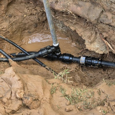 צינור מים ותיקון חיבורי פלסטיק באדמה