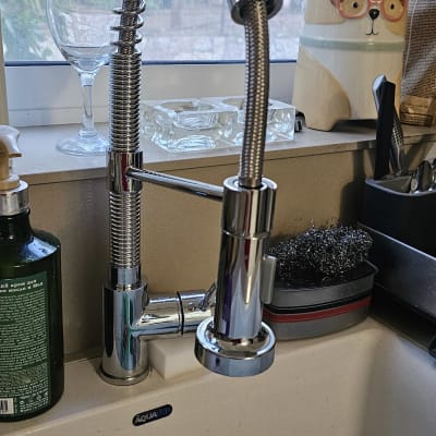 ברז נירוסטה עם קפיץ מעל כיור מטבח