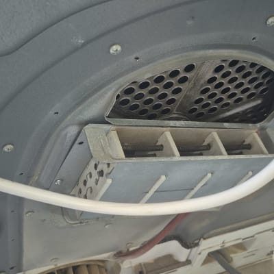 חלק פנימי של מכשיר חשמלי עם חוטים ומסננים