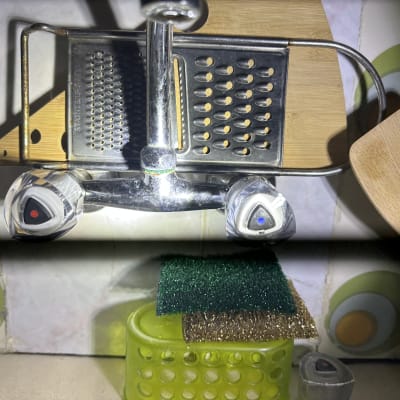 ברז מטבח עם ידיות, קרש חיתוך ומגרדת