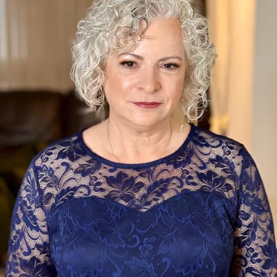 אישה עם שיער מתולתל ואיפור עדין