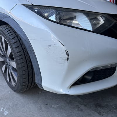 פגוש קדמי של רכב עם שריטות ונזק קל