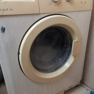 מכונת כביסה עם כפתורי שליטה ותצוגה