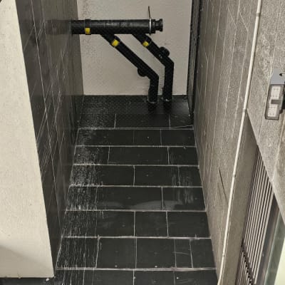 צינורות שחורים עם רשת למניעת כניסת יונים