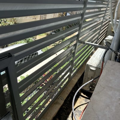 מעקה מתכת עם צינור מים לניקוי