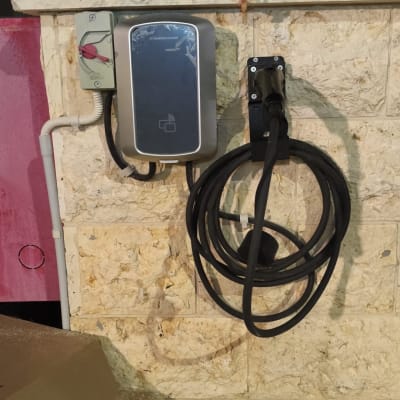 עמדת טעינה לרכב חשמלי על קיר אבן