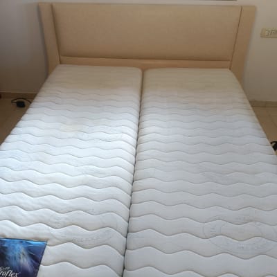 מזרן זוגי בחדר שינה, ללא אנשים או טקסט.