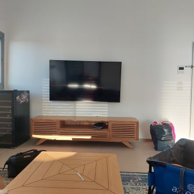 שולחן עץ עם כלי עבודה ותיק שחור