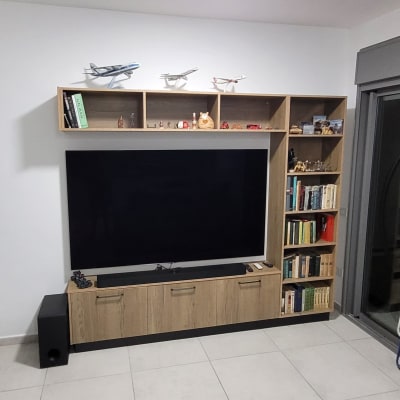 מערכת מדפים עם טלוויזיה וספרים בסלון