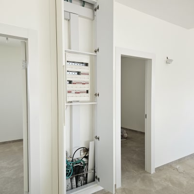 ארון חשמל פתוח עם כבלים וכלים