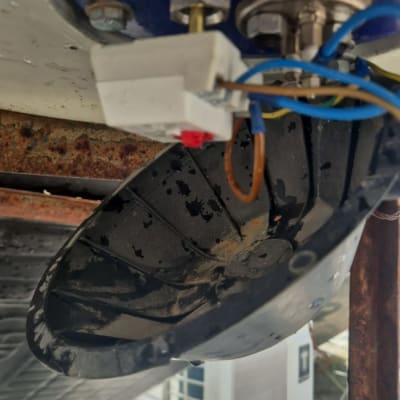 חלקים תחתונים של דוד שמש עם חיבורים חשמליים