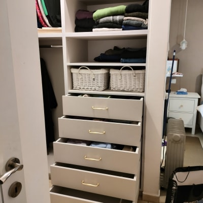 ארון בגדים עם מדפים ומגירות פתוחות