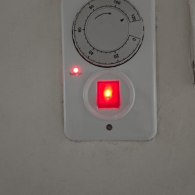 מתג חשמלי עם נורית חיווי אדומה