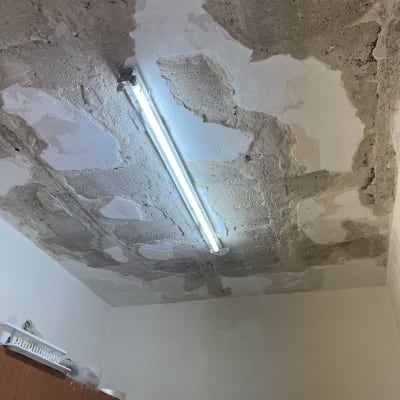 תקרה מתקלפת עם טלאי צבע לבן