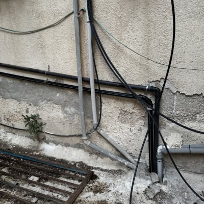 צינורות מים וקווי חשמל על קיר חיצוני