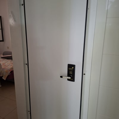 דלת לבנה עם ידית ומנעול